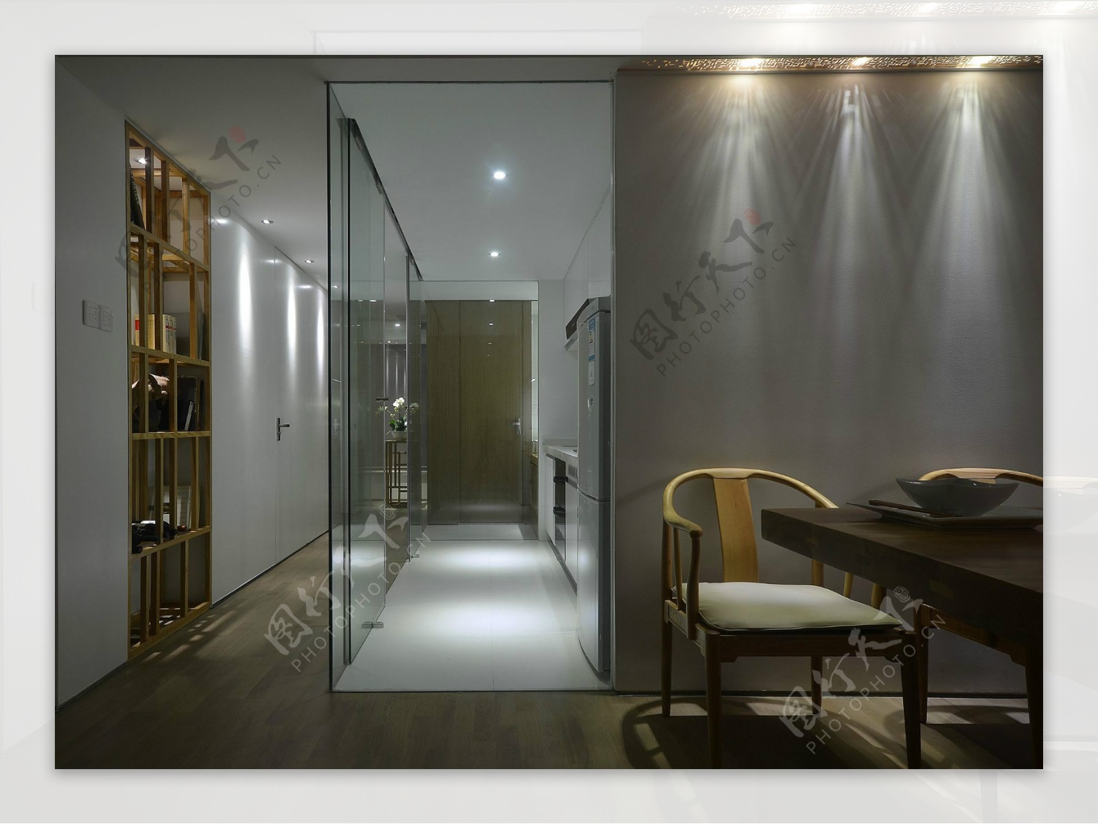 现代时尚客厅玻璃隔断室内装修效果图