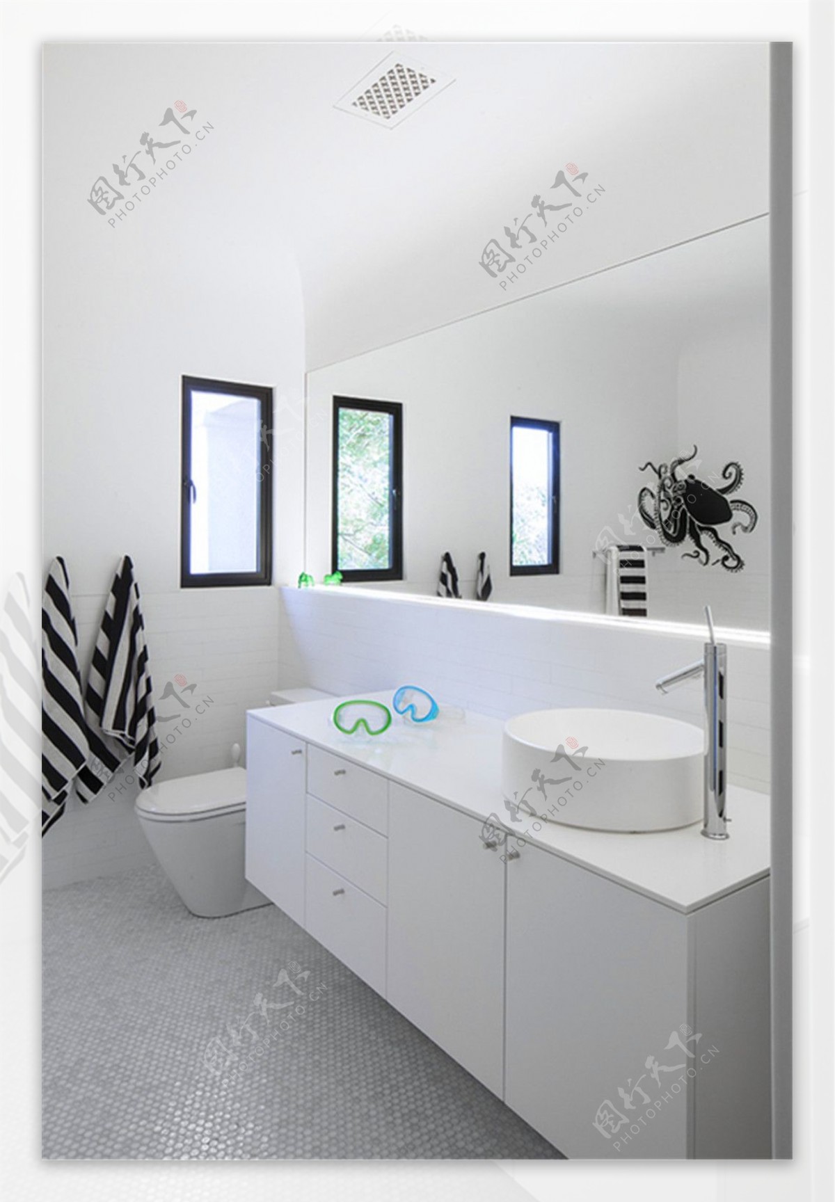 现代清新卫生间白色洗手台室内装修效果图