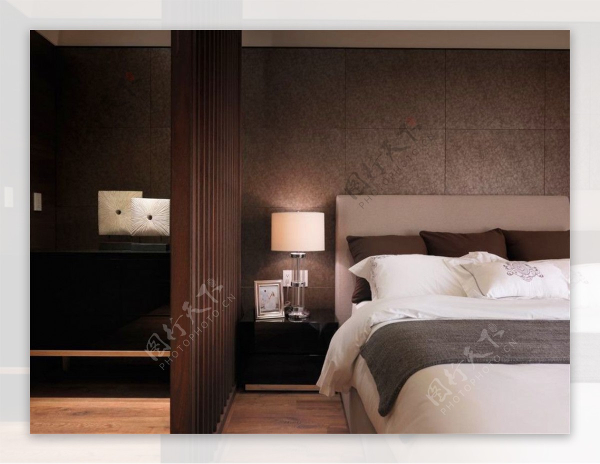 现代雅致卧室深褐色背景墙室内装修效果图