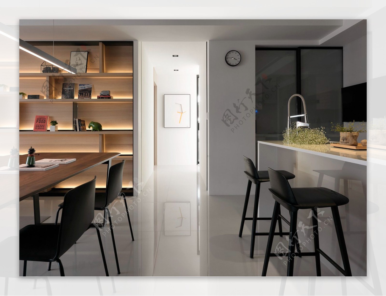 现代时尚客厅木制展示架室内装修效果图
