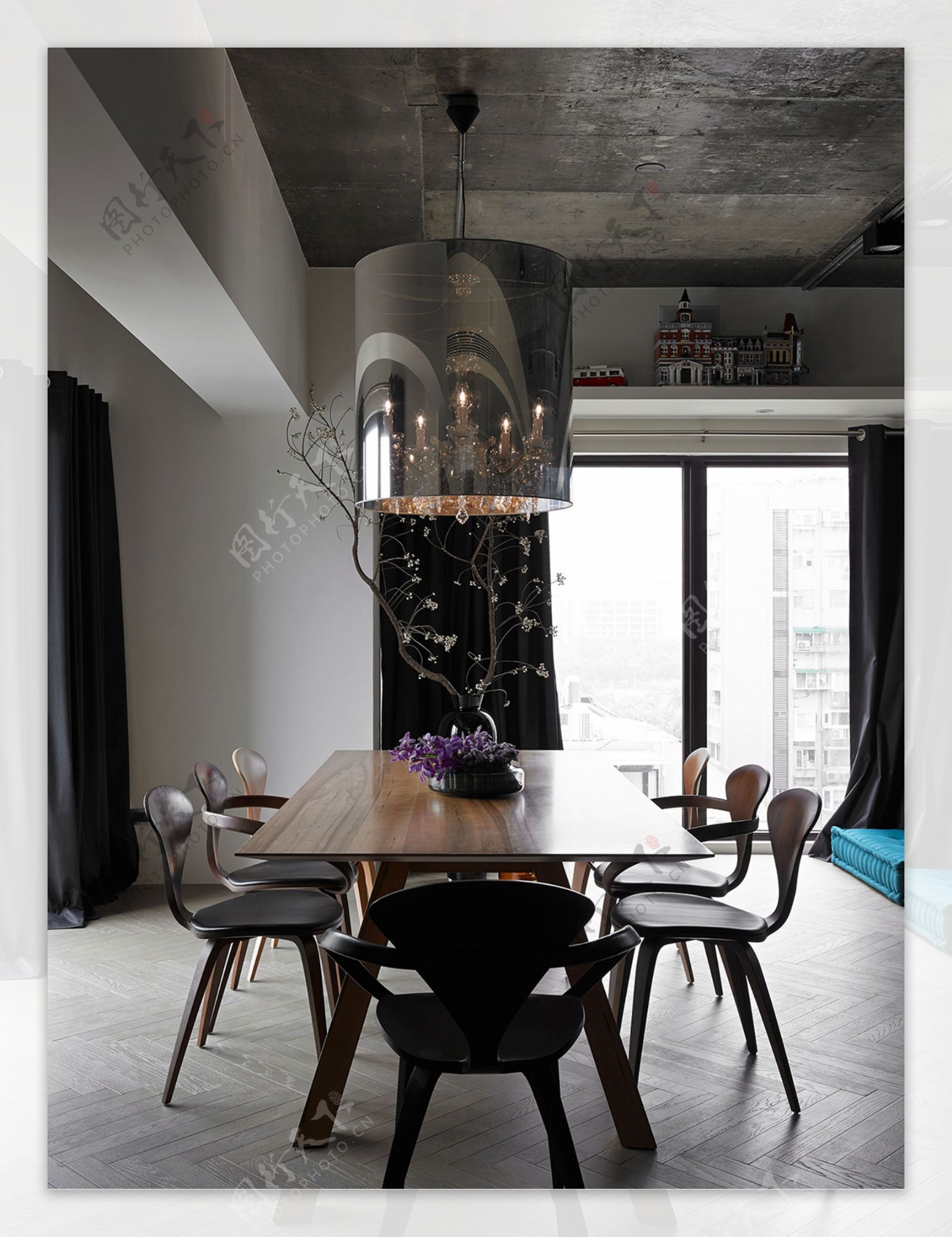 现代工业风客厅灰色花纹圆柱体吊灯室内装修