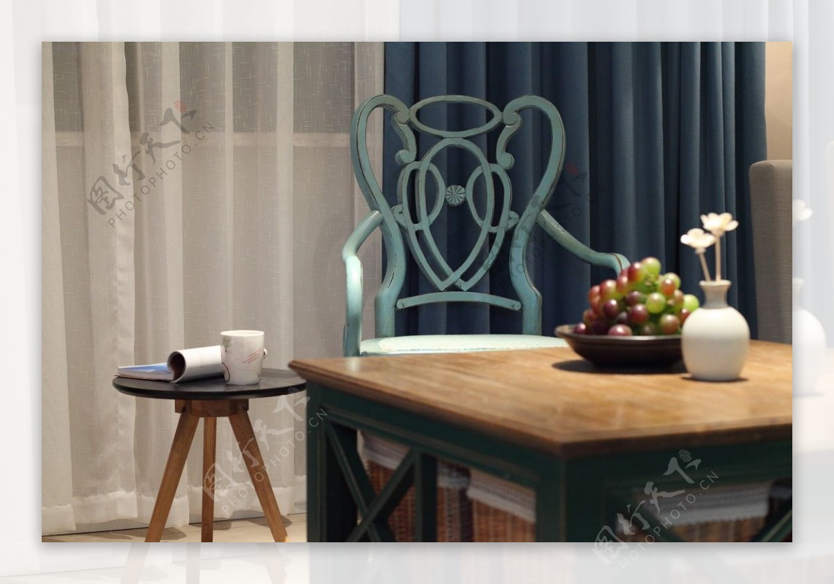 现代时尚墨蓝色窗帘客厅室内装修效果图