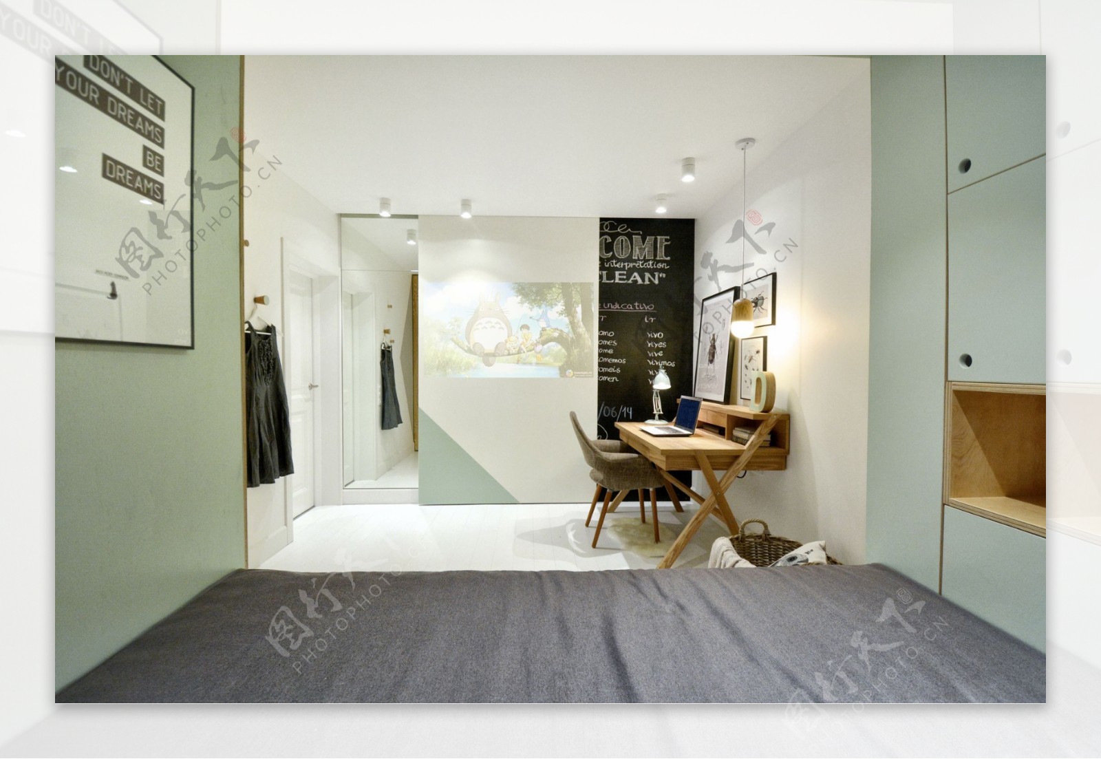 现代简约客厅淡绿色背景墙室内装修效果图