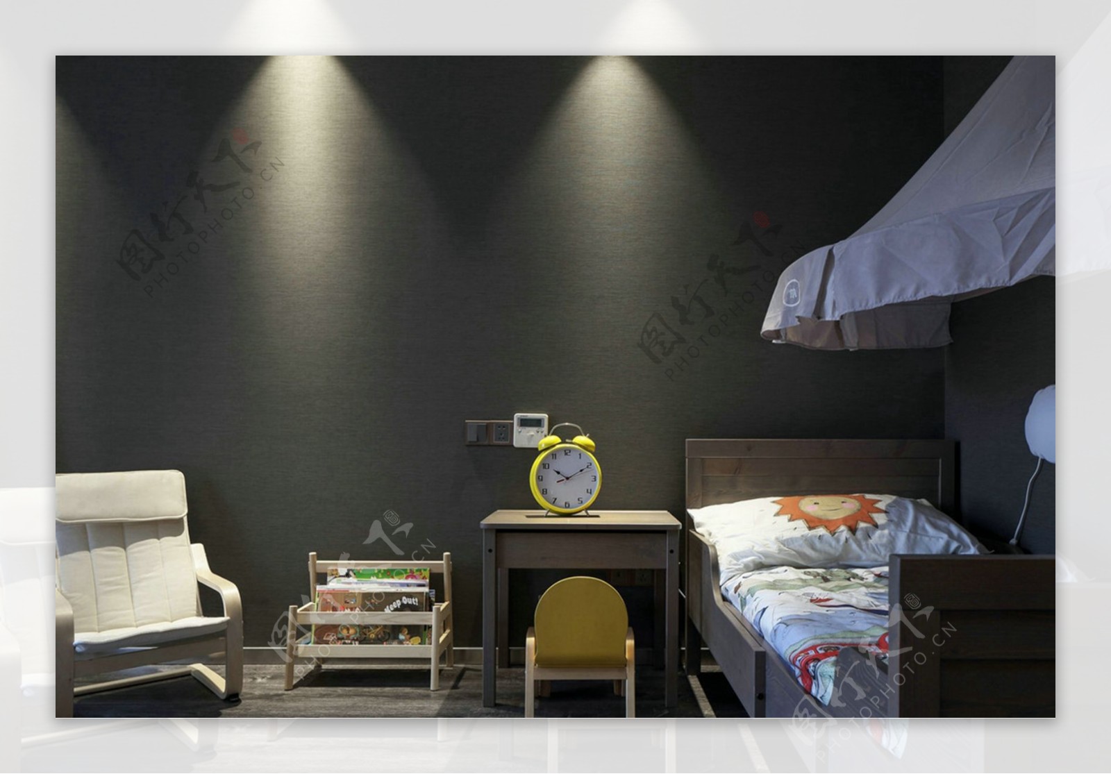 现代时尚卧室深色亮面背景墙室内装修效果图