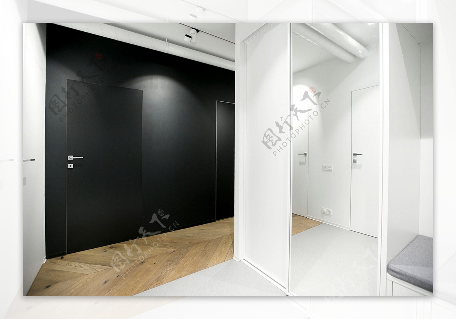 现代低调客厅黑色亮面门室内装修效果图
