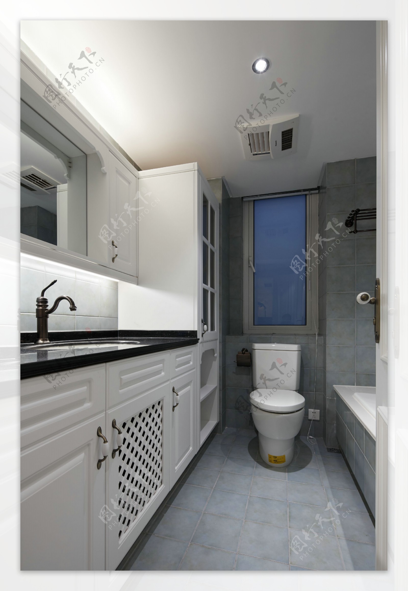 现代极简卫生间黑色洗手台室内装修效果图