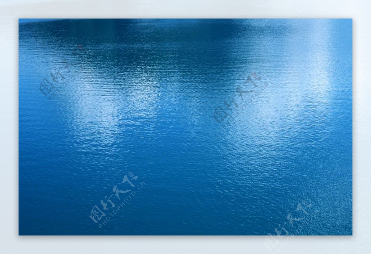平静蓝色湖水面