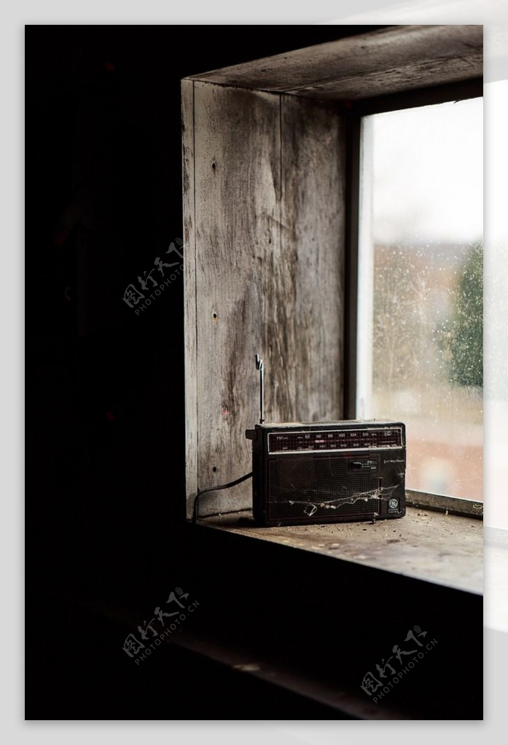 窗台上的收音机
