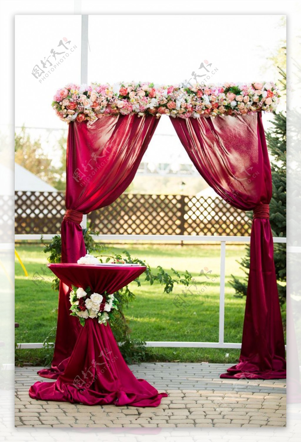 美丽的婚纱拱门红色帷幔
