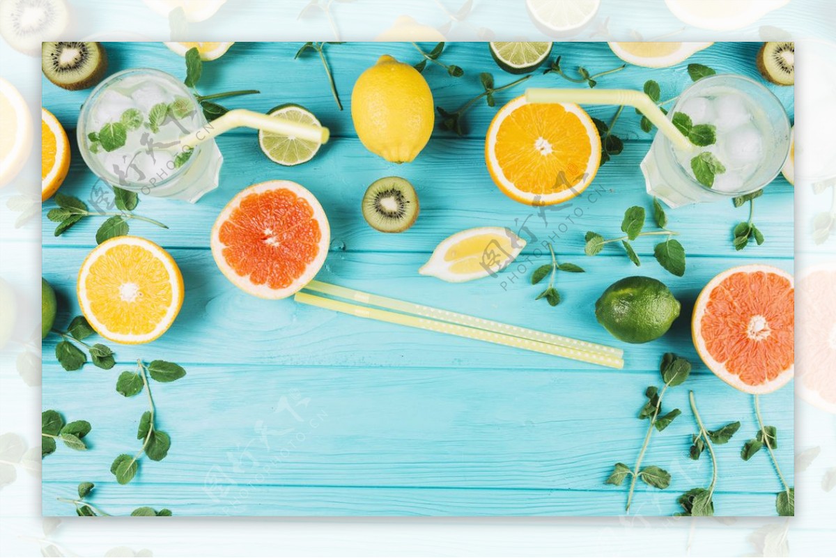 浅蓝色木板上的柚子柠檬水