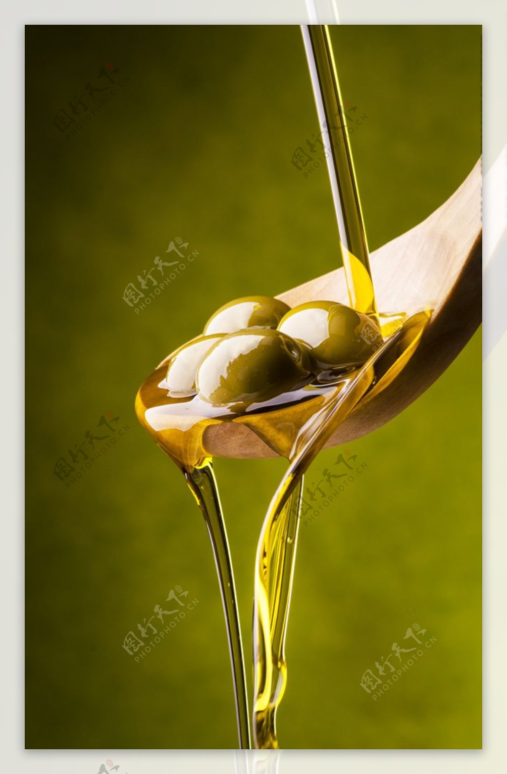 勺子里的橄榄油