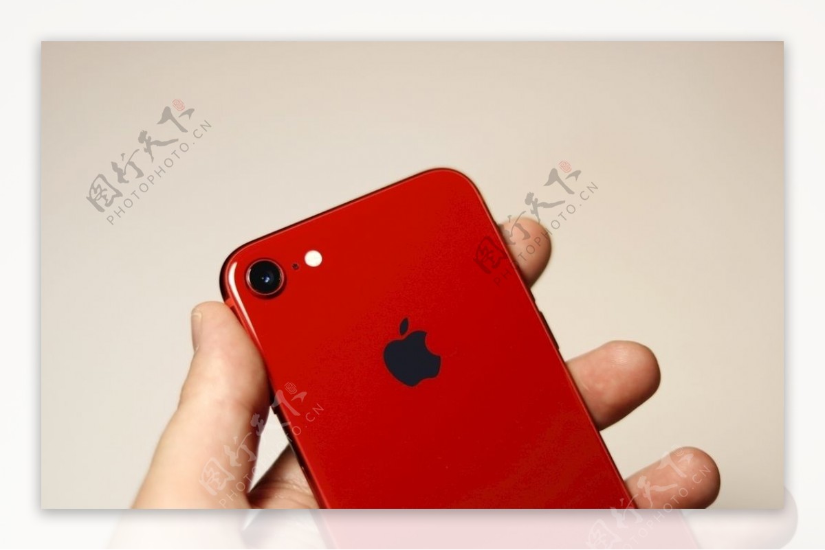 手握红色iphone8