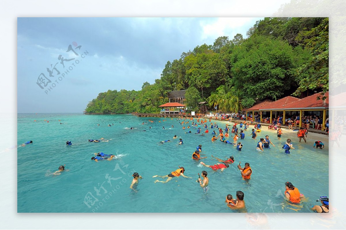 热带海滩游客游泳