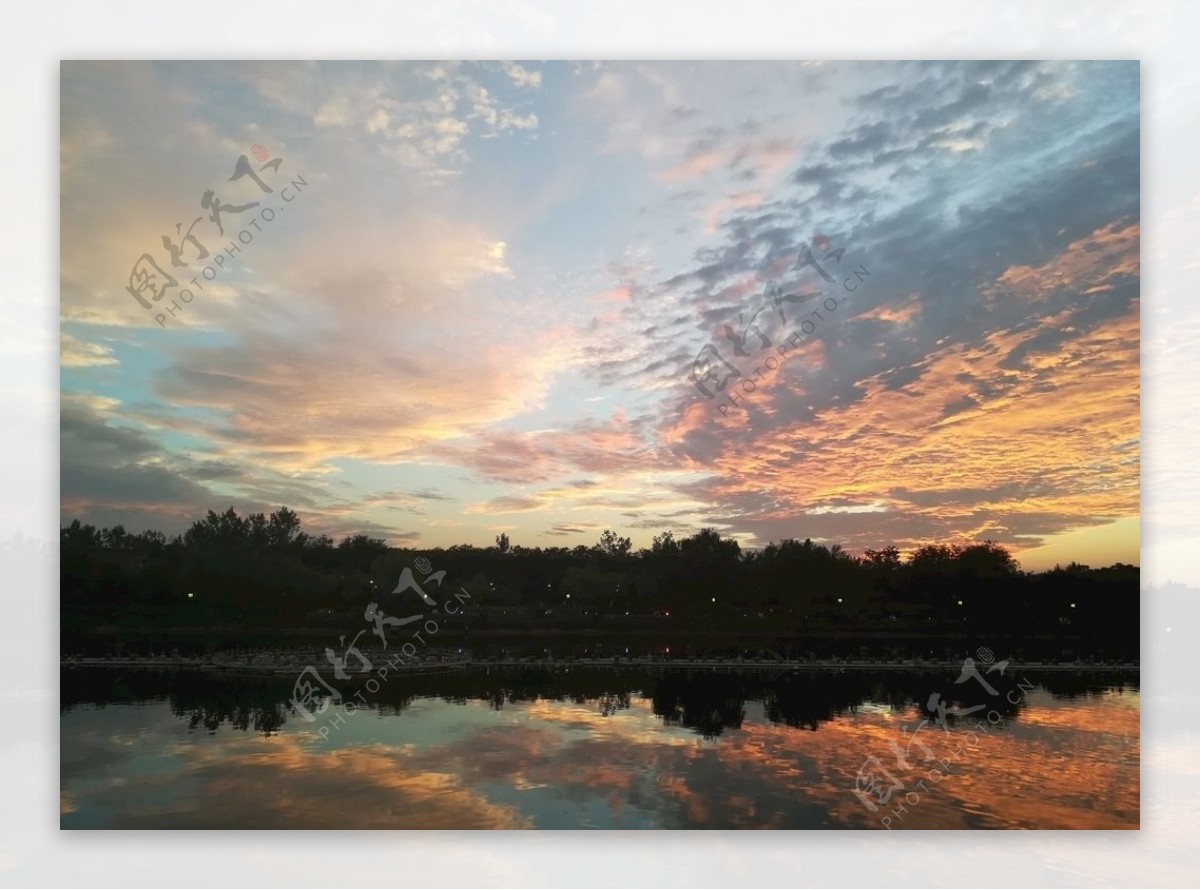 夕阳下的河道风光