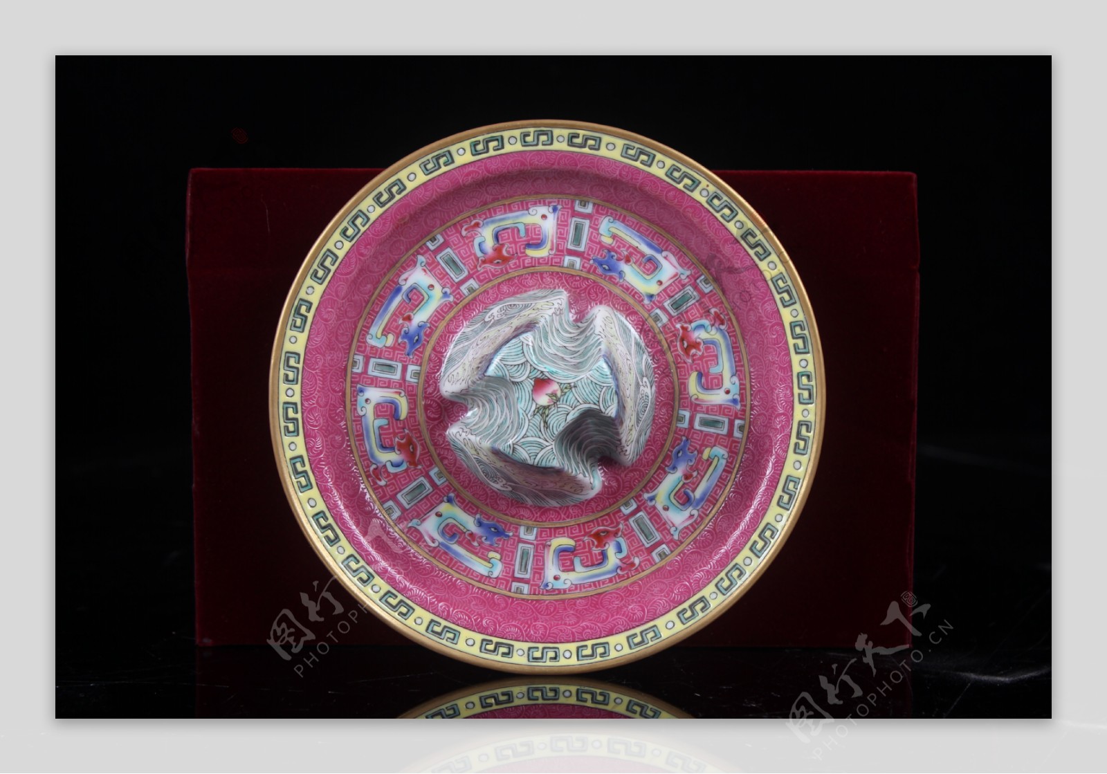 粉彩玛瑙红地绘古铜纹茶杯托盘