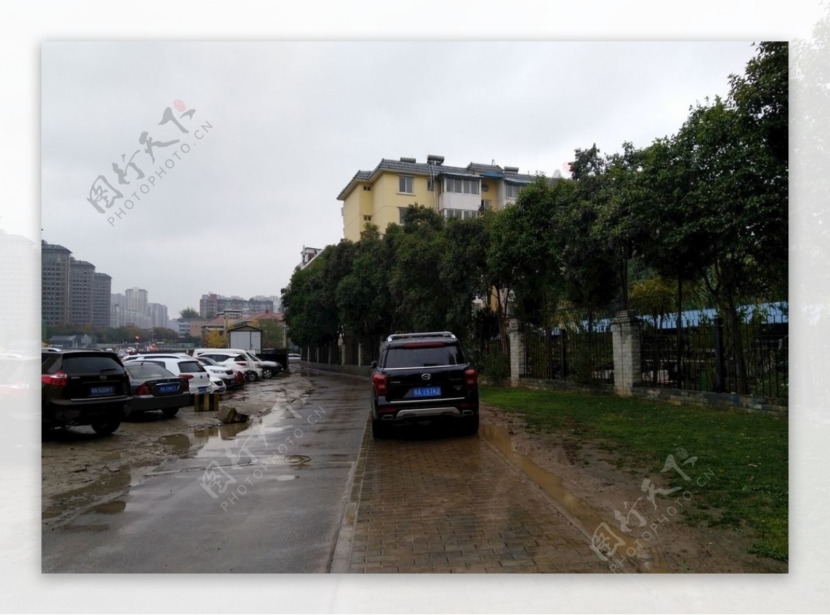 雨天的城市街道