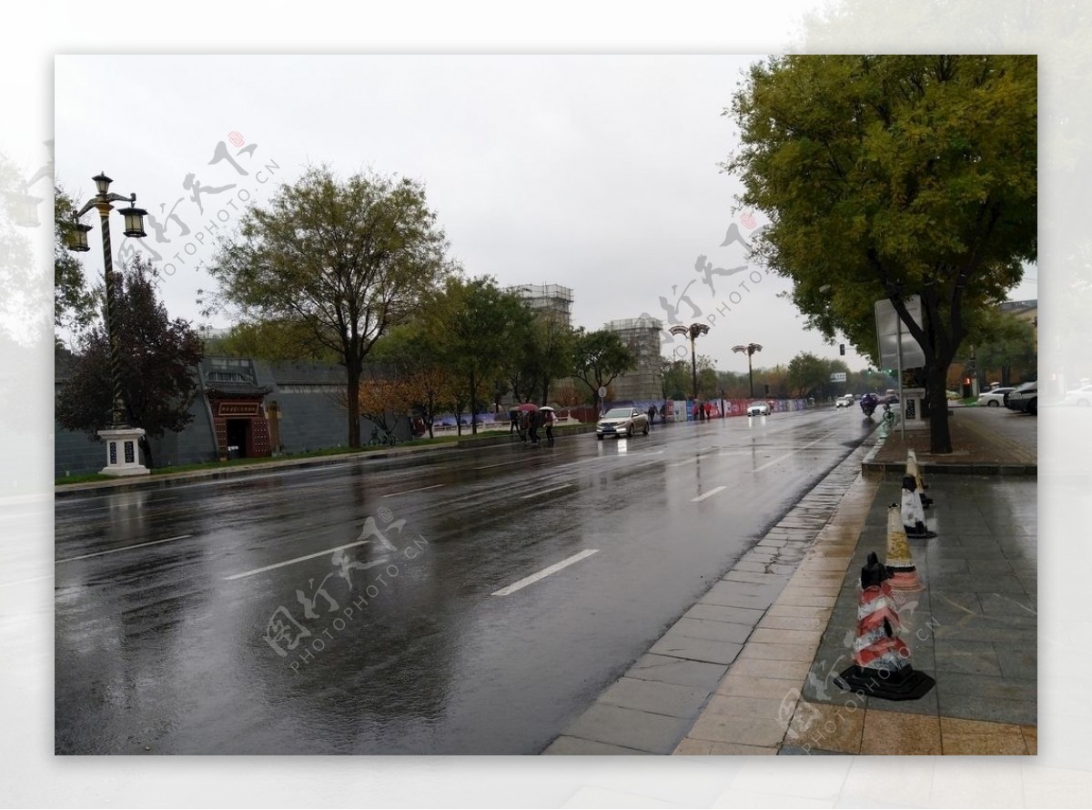 雨天的城市道路