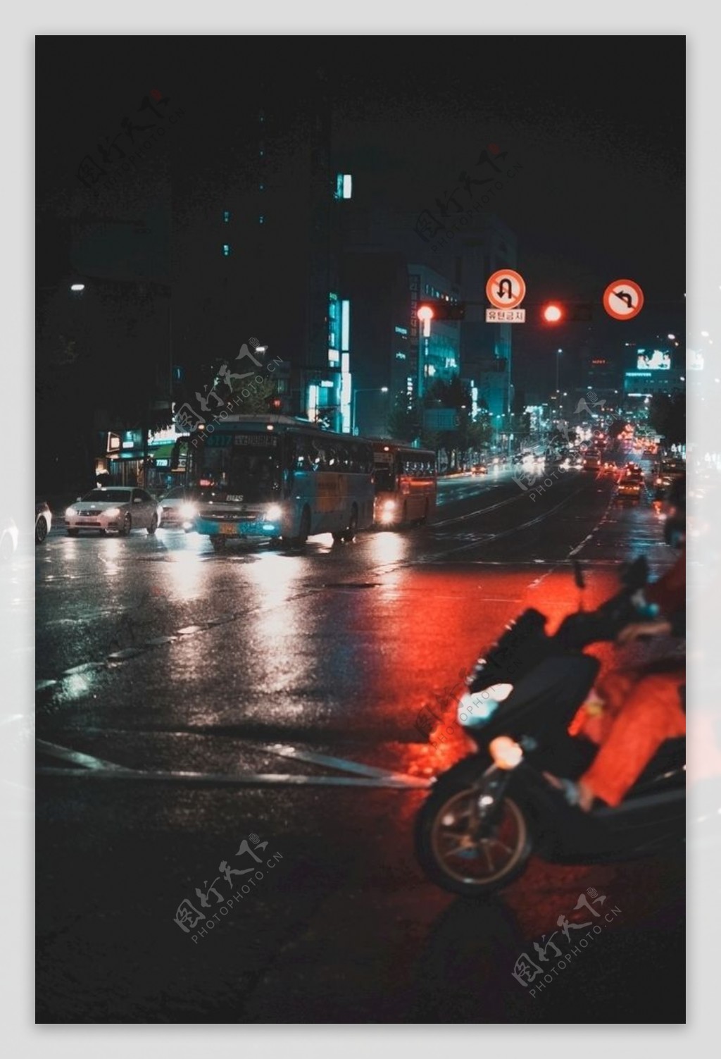 城市夜晚道路