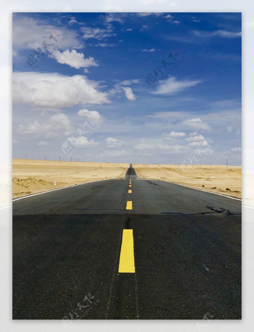 沙漠公路戈壁公路笔直的公路