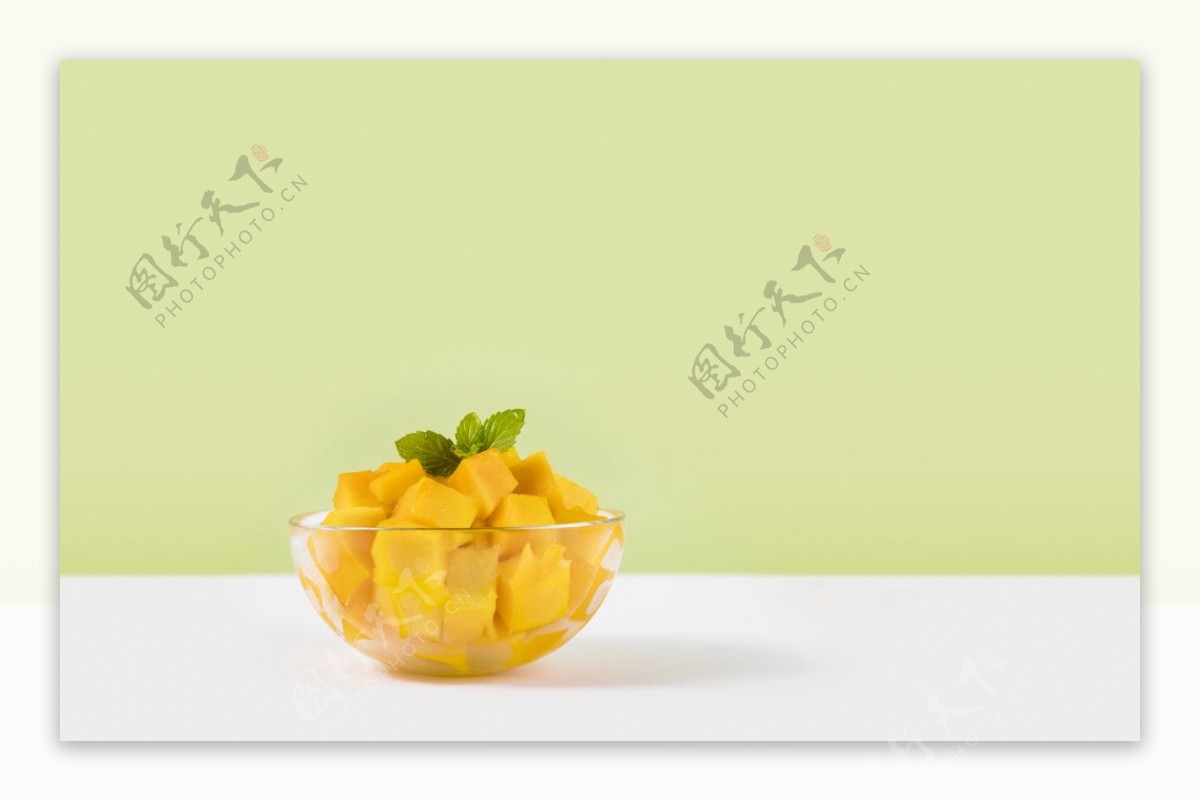 一碗切块的芒果