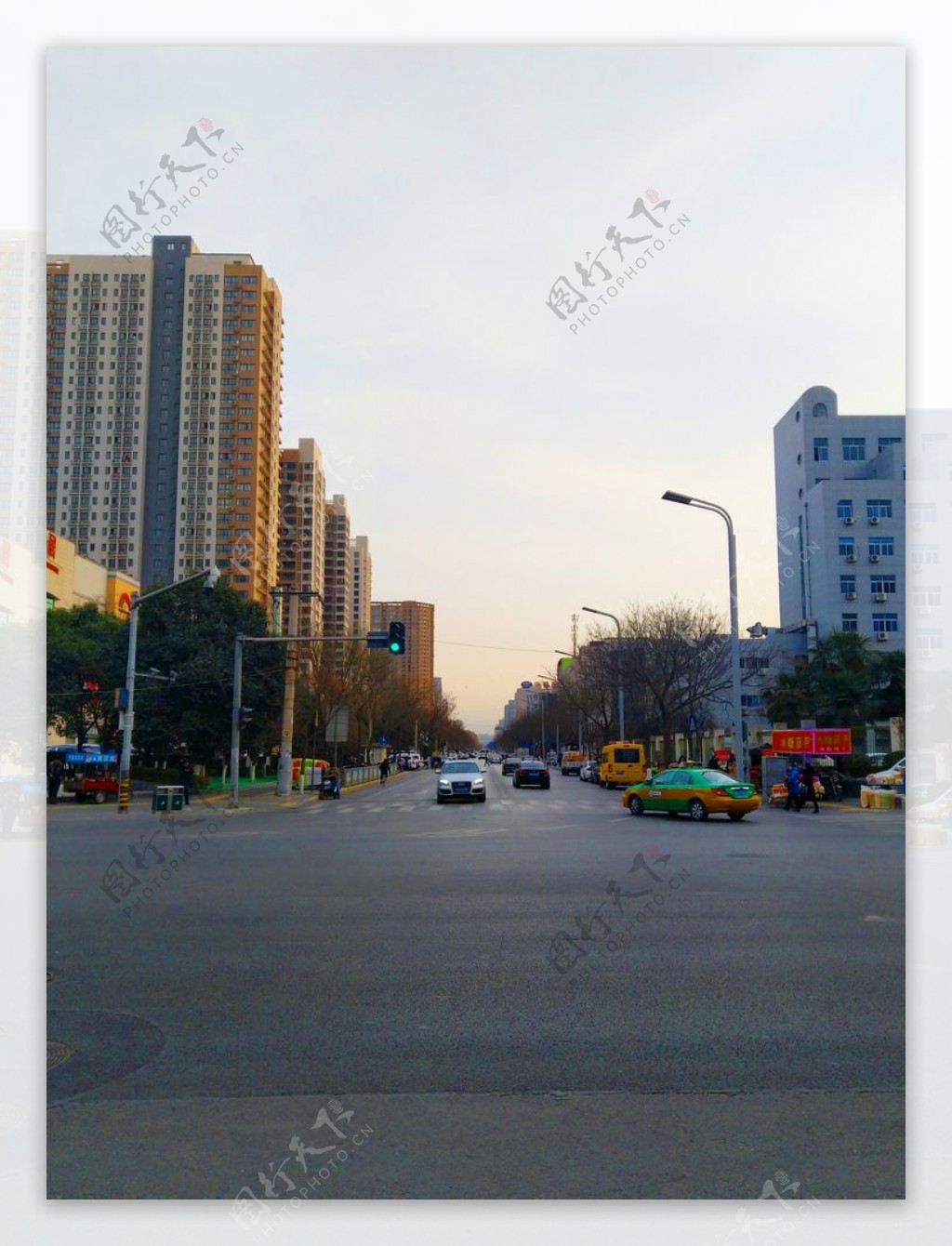 日暮下的城市道路风景