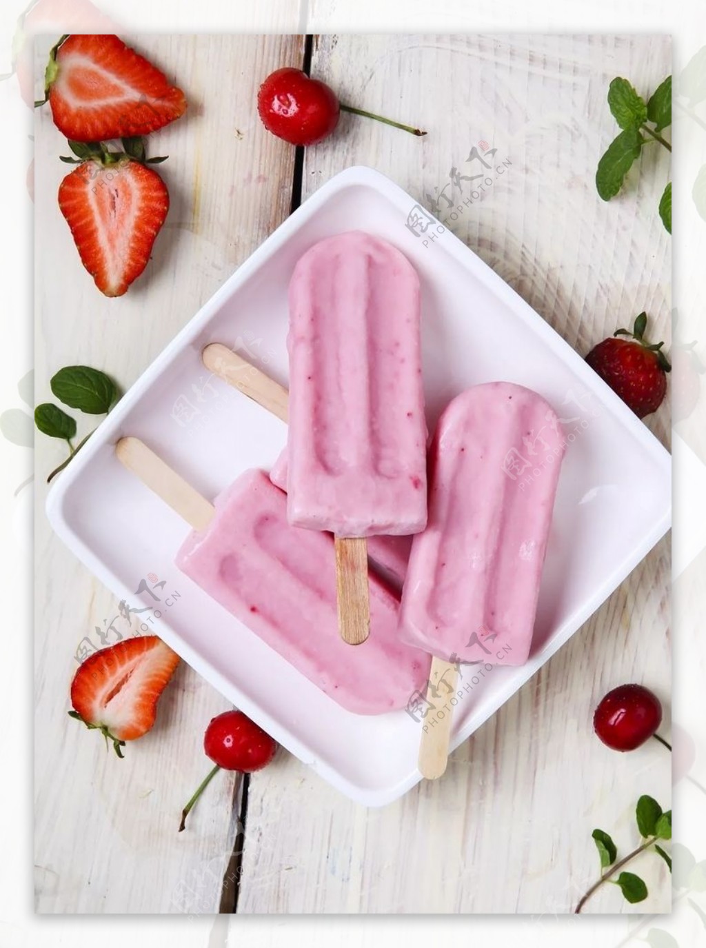 水果草莓冰淇淋