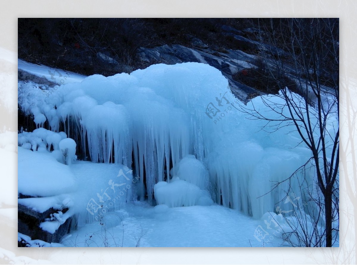 2021年第一场冰瀑来了！绝美冰景，足以惊艳整个冬天！_沂蒙山