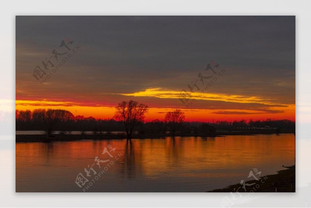 河面日落风景