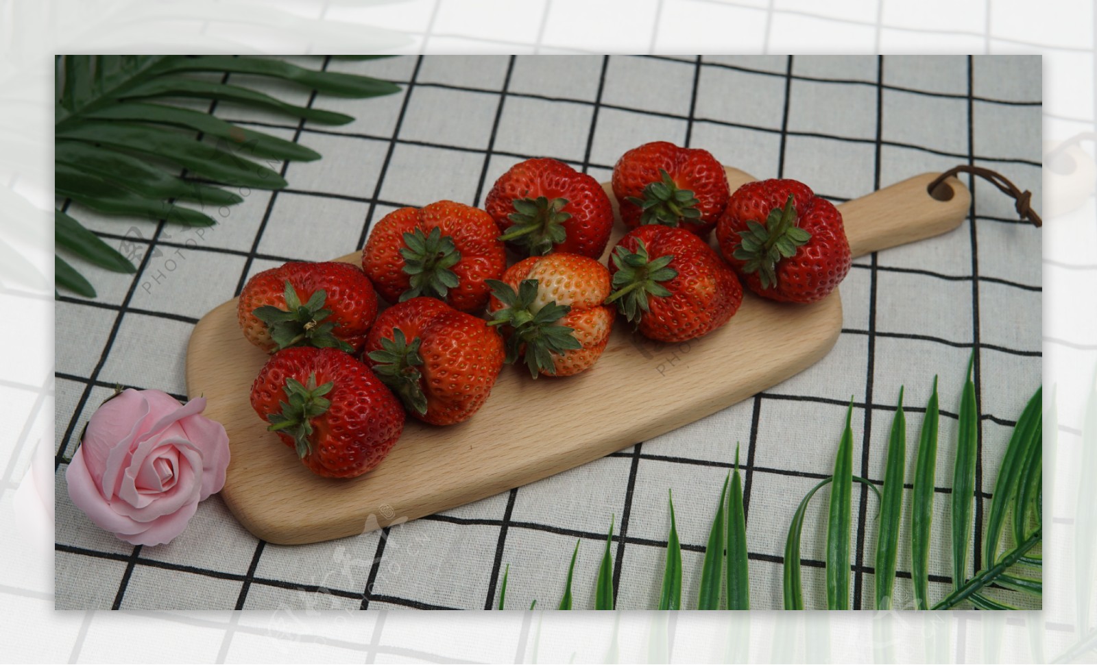 丹东红颜草莓高清图片