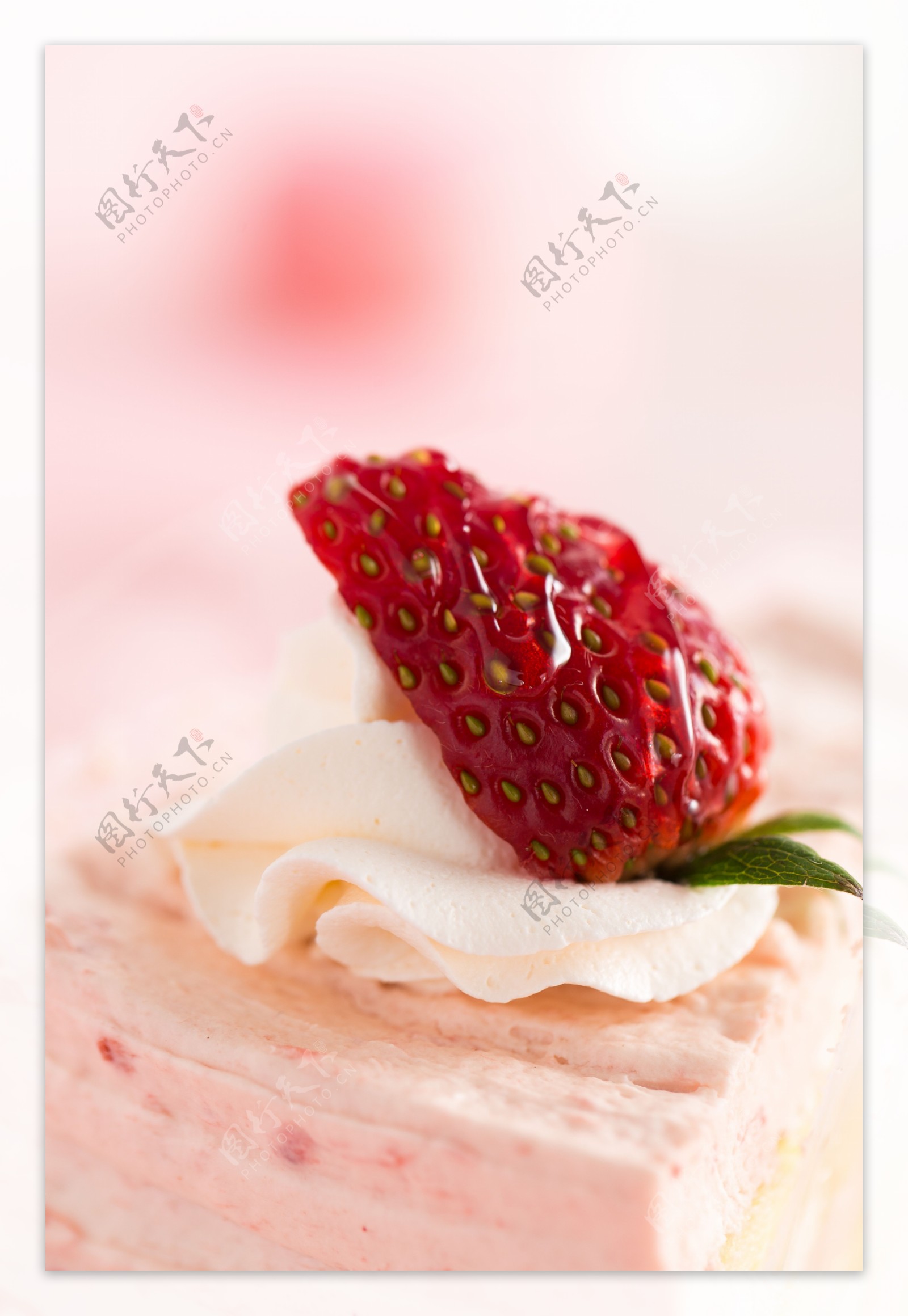 甜点草莓奶油蛋糕实物图摄影图3