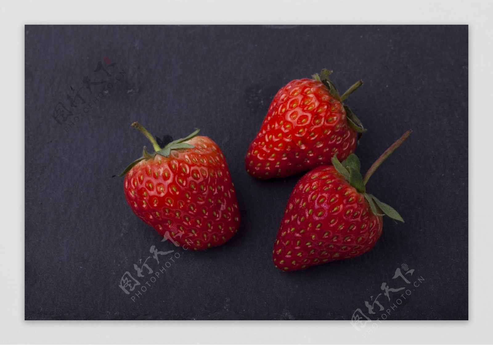 实物图摄影图新鲜草莓2