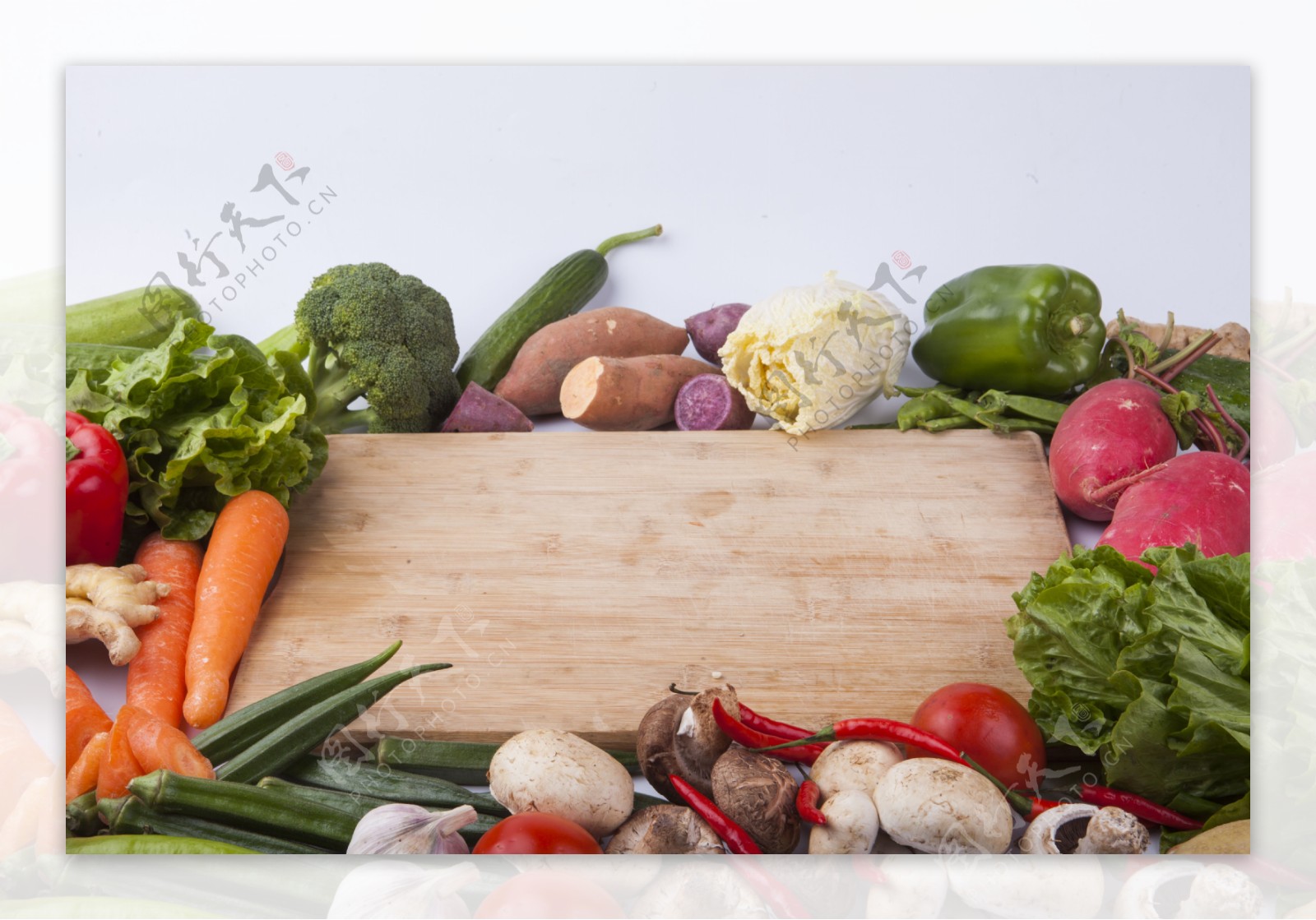 各种新鲜蔬菜及切菜板实物图摄影图