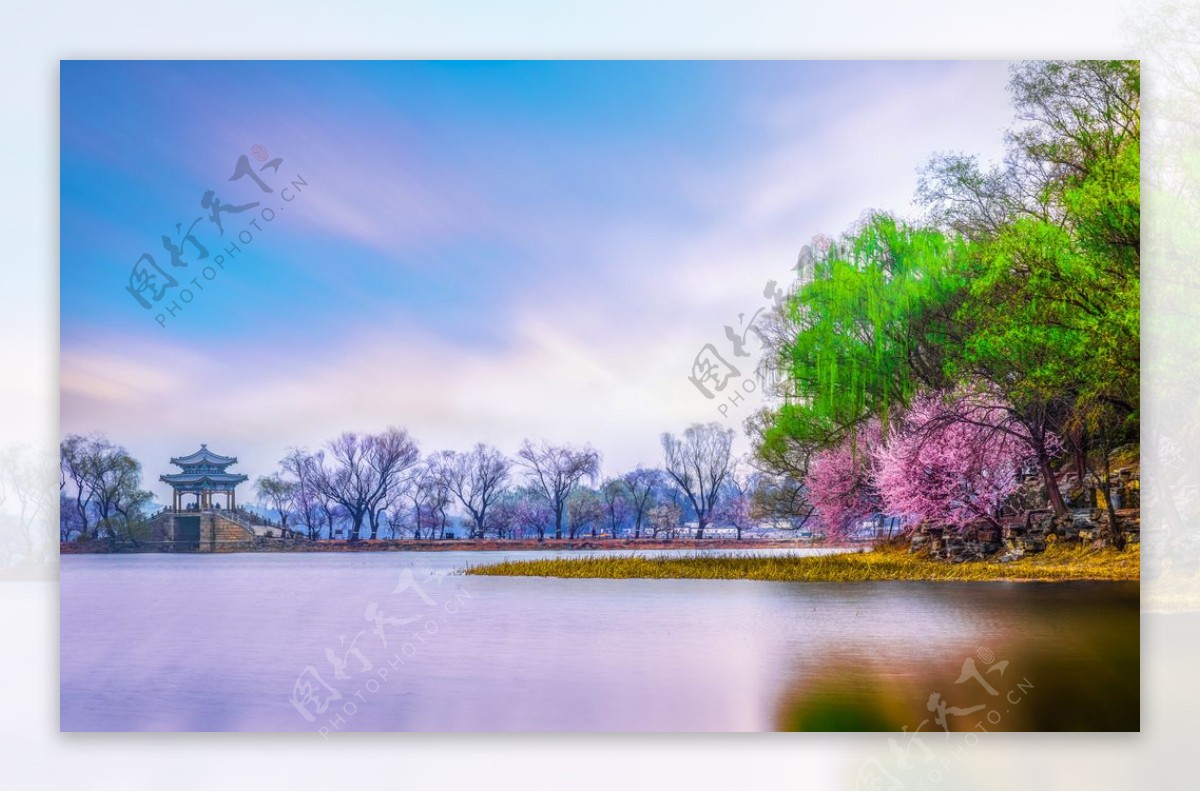 碧蓝天空湖水桃花杨柳