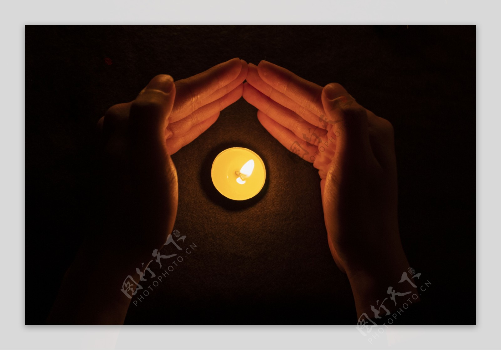 祈福之双手护住的蜡烛