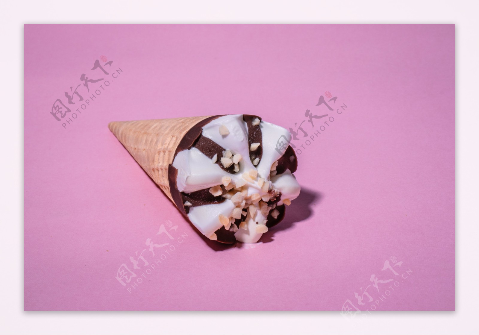 粉色甜筒巧克力冰淇淋