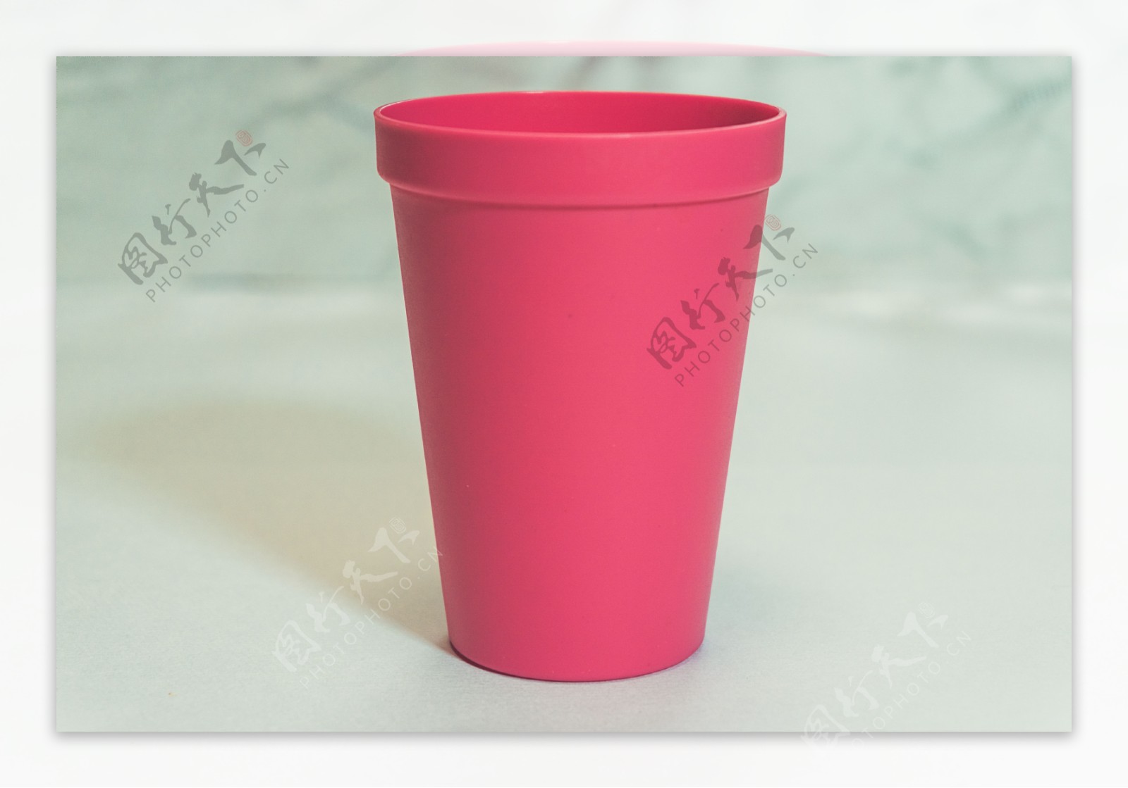 粉色塑料材质杯子特写素材