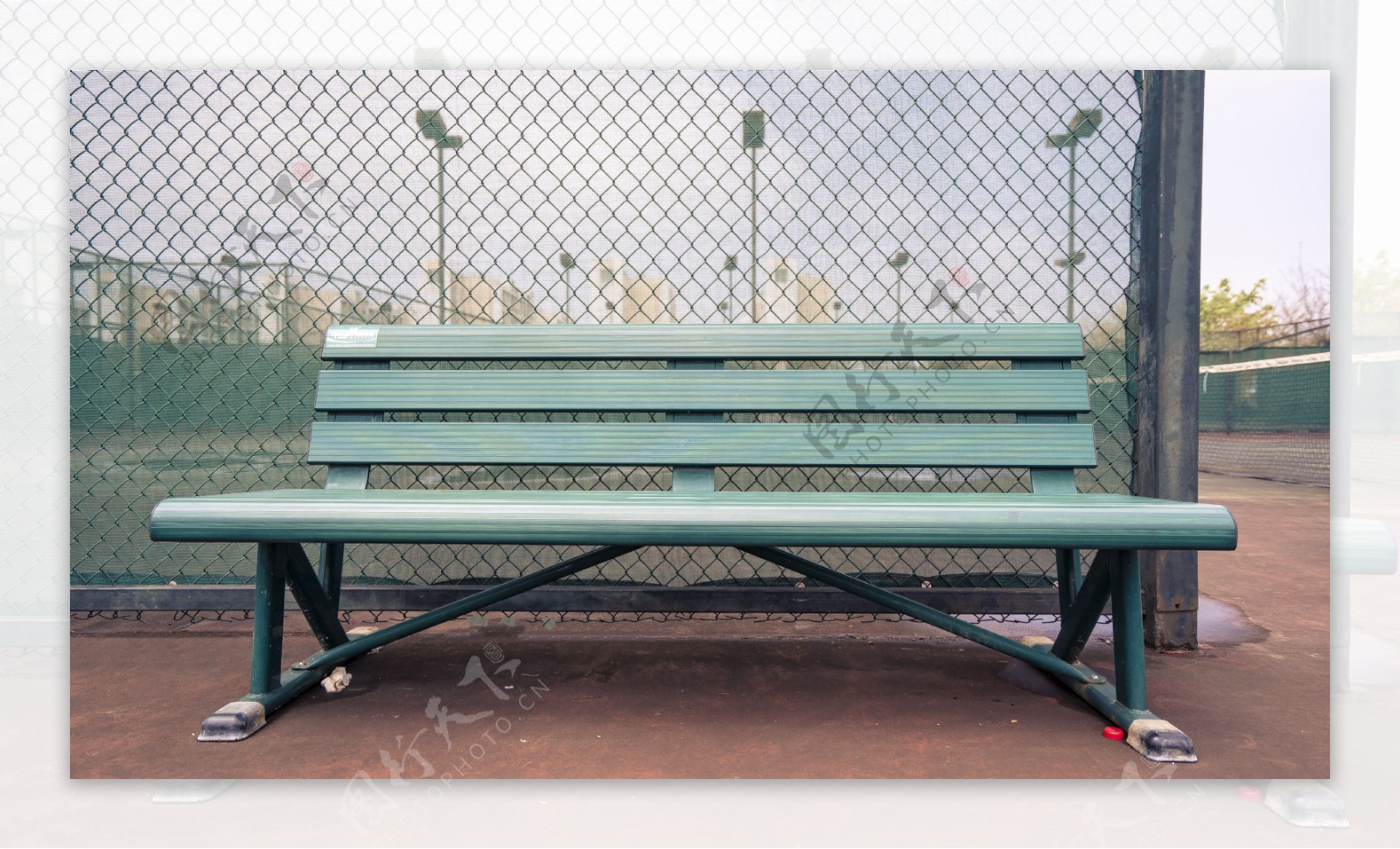 网球场里的椅子摄影