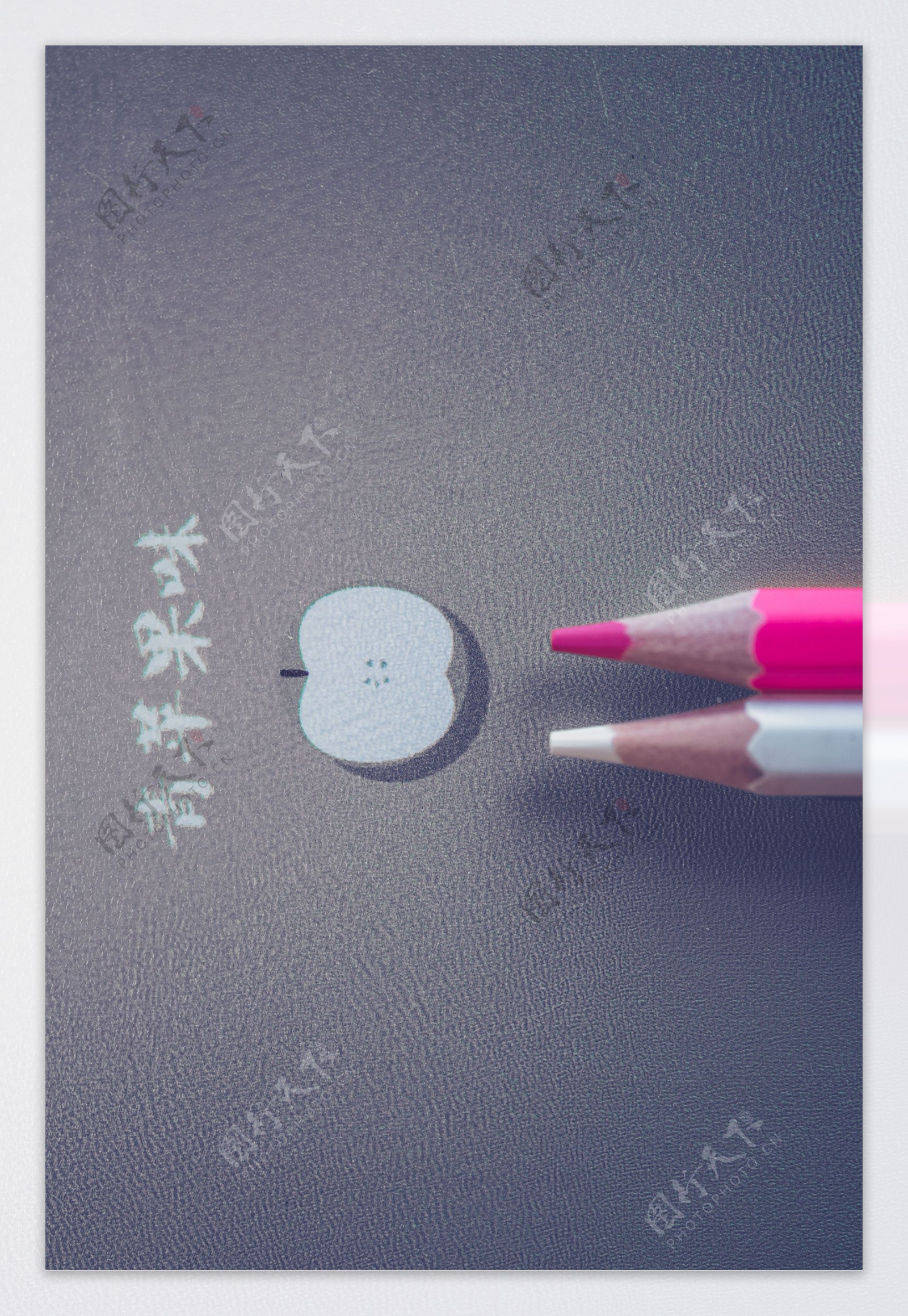 白色粉色的彩色铅笔与青苹果