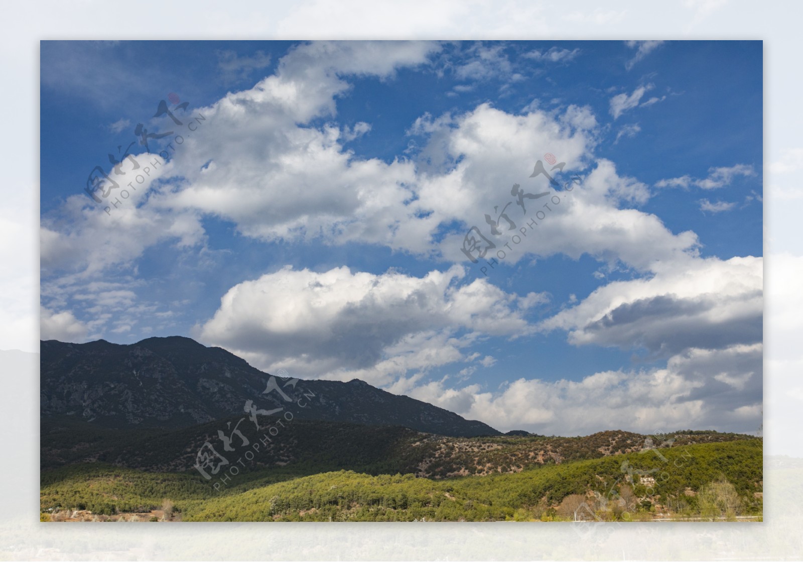 蓝天白云山峰城镇风景8