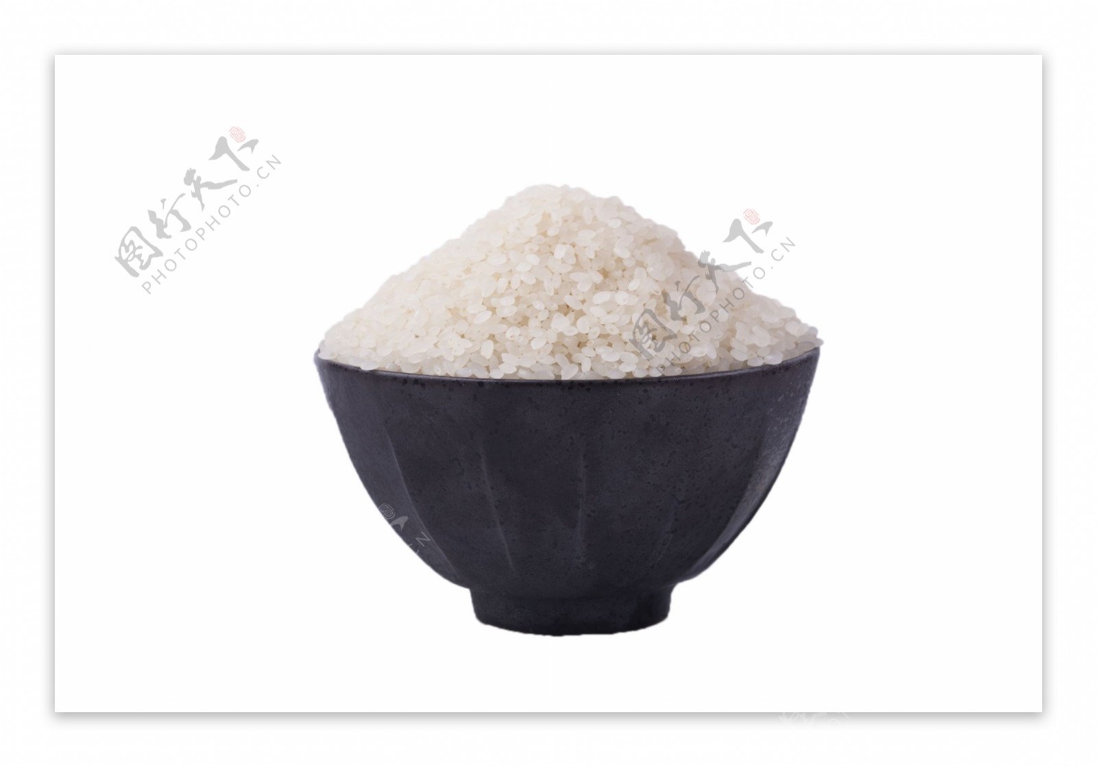 黑色的陶瓷碗里装着大米