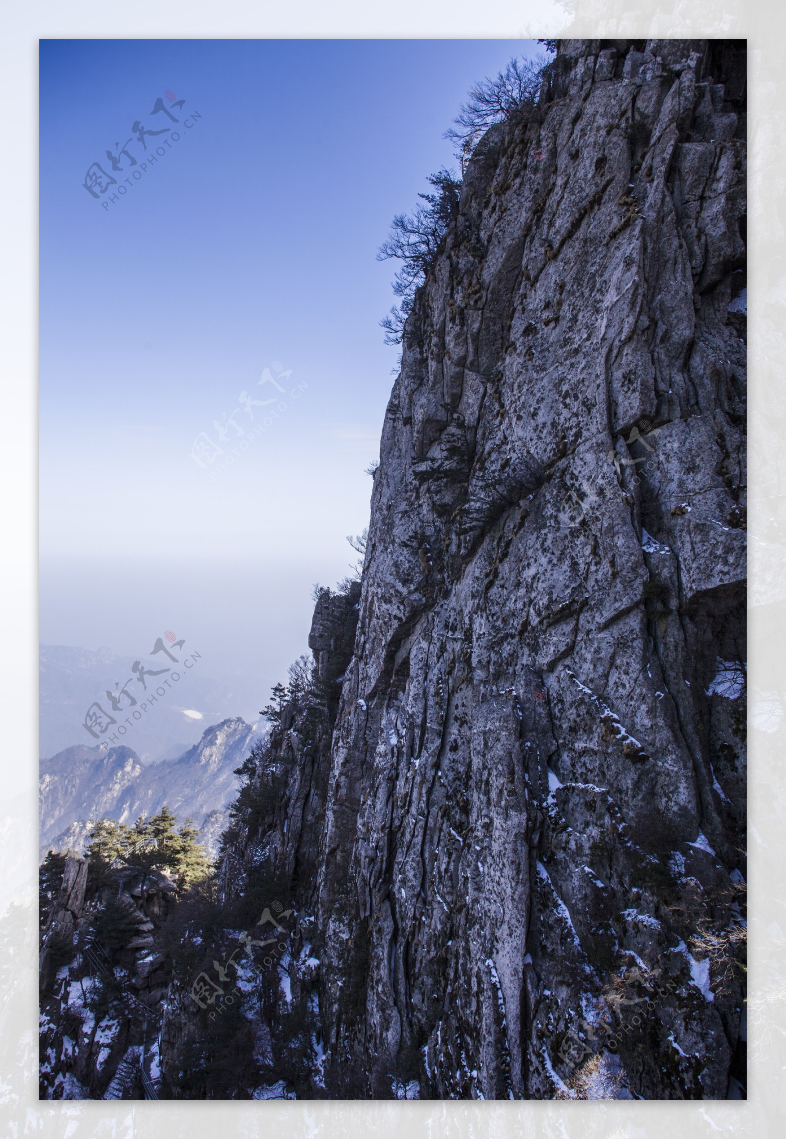 尧山山峰石壁自然风光摄影图