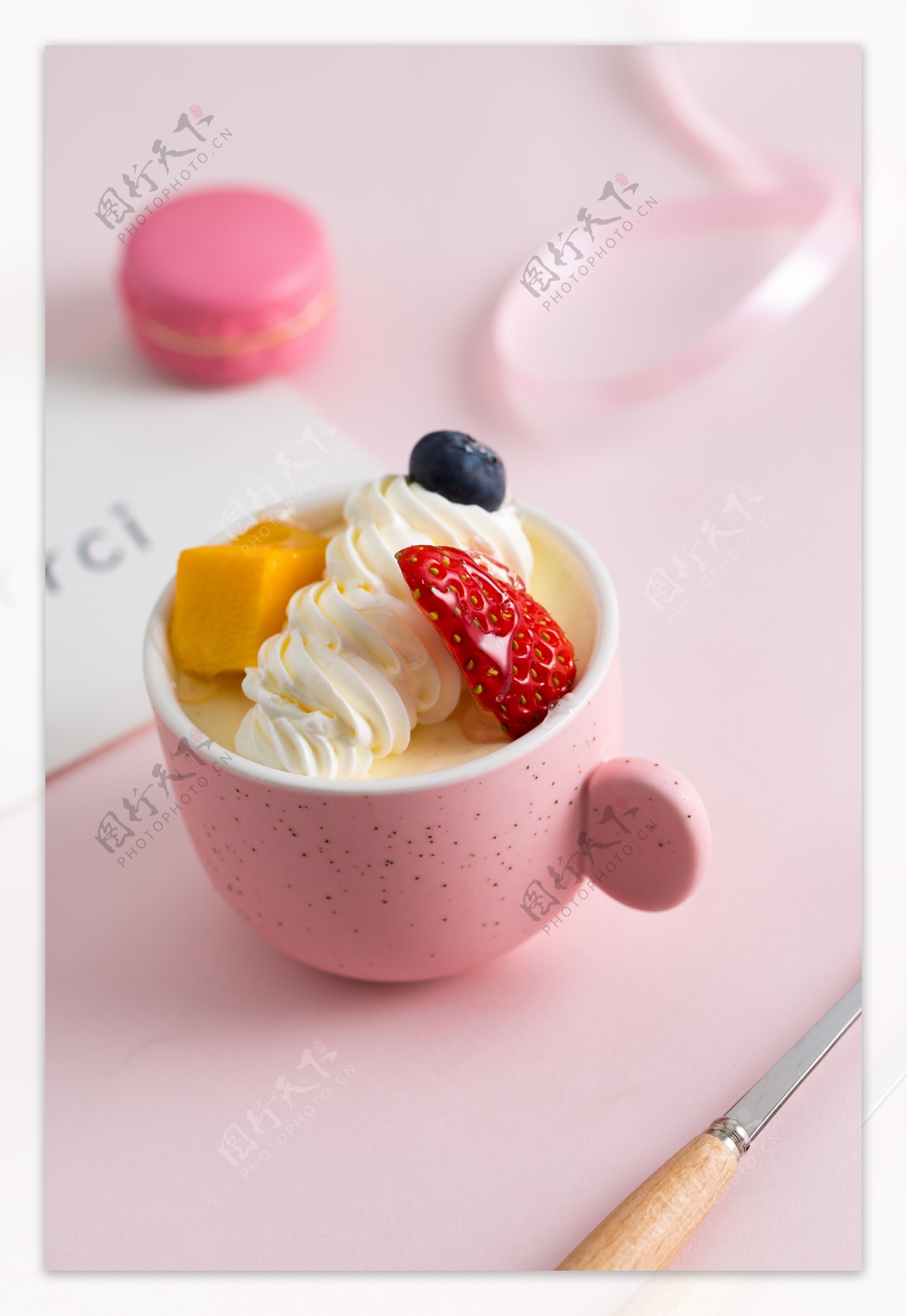 摄影图实物图粉色杯子水果蛋糕9
