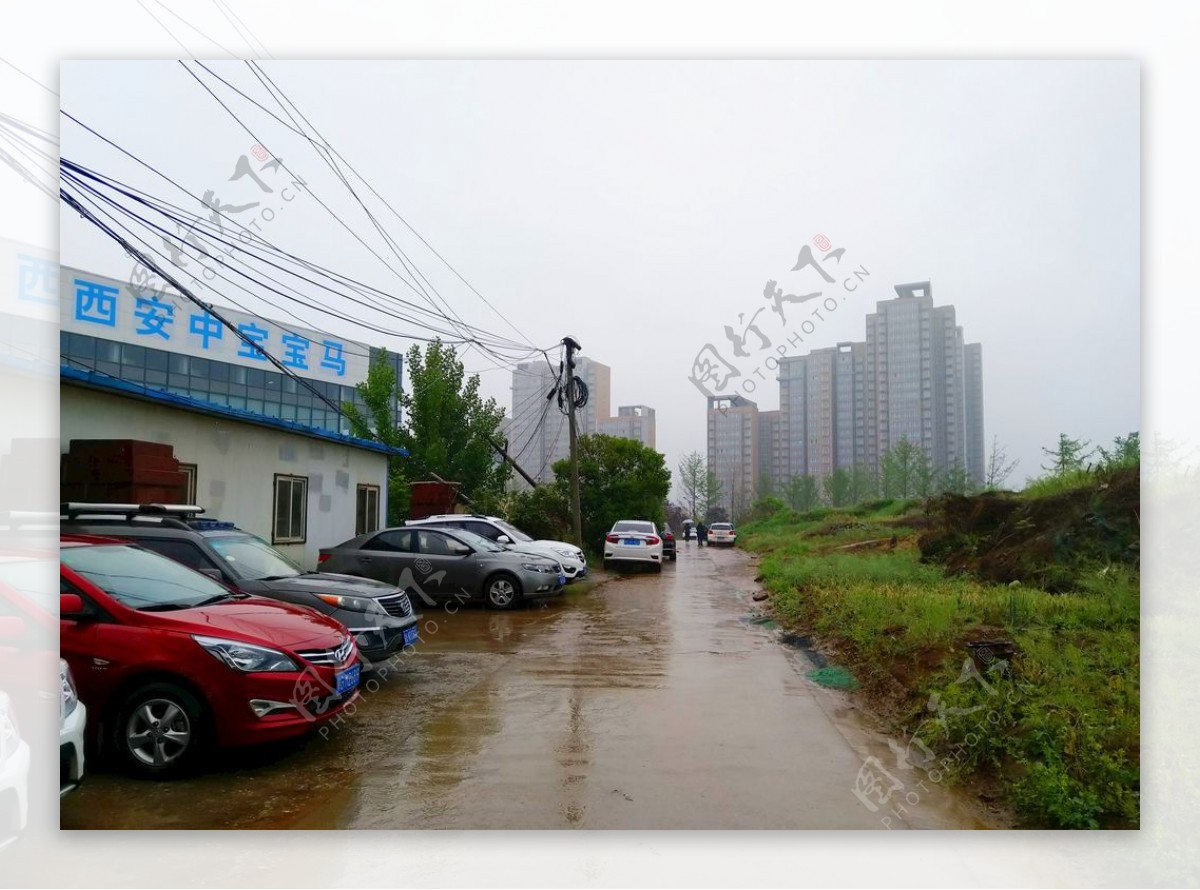 下雨天的城市道路风景