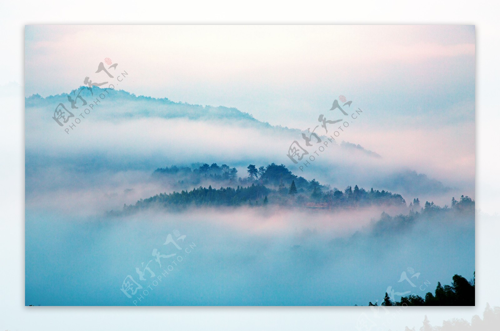 山雾缭绕唯美风景