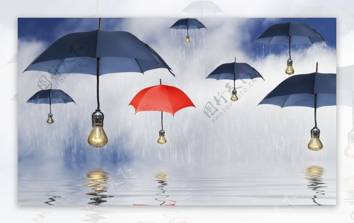 水中漂浮的雨伞灯泡
