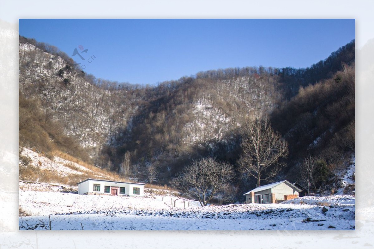 山间雪景