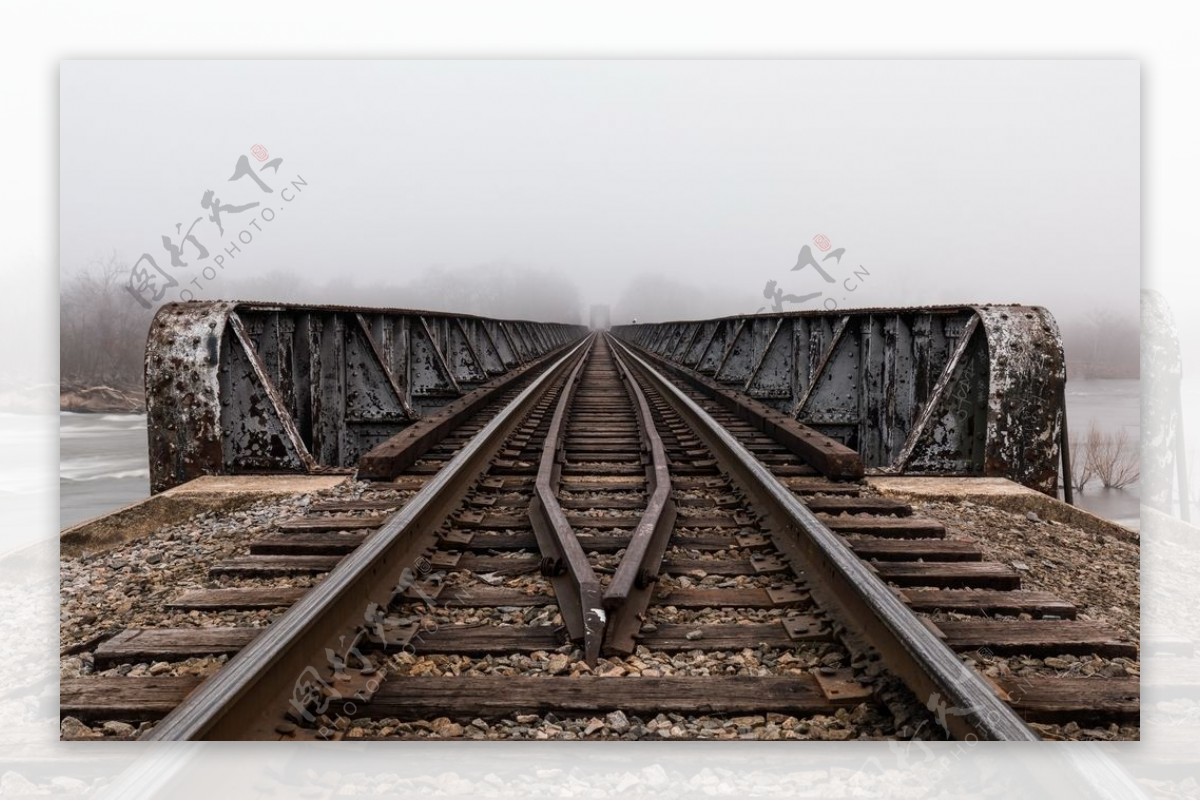 铁路桥梁河流大雾风景