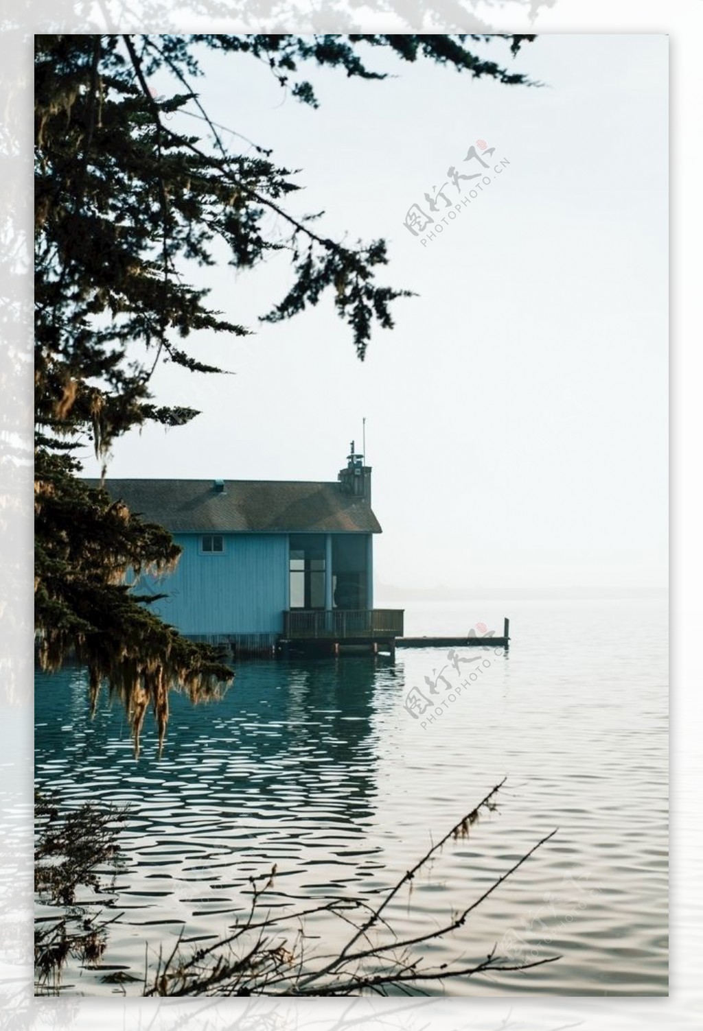 湖边的小房子