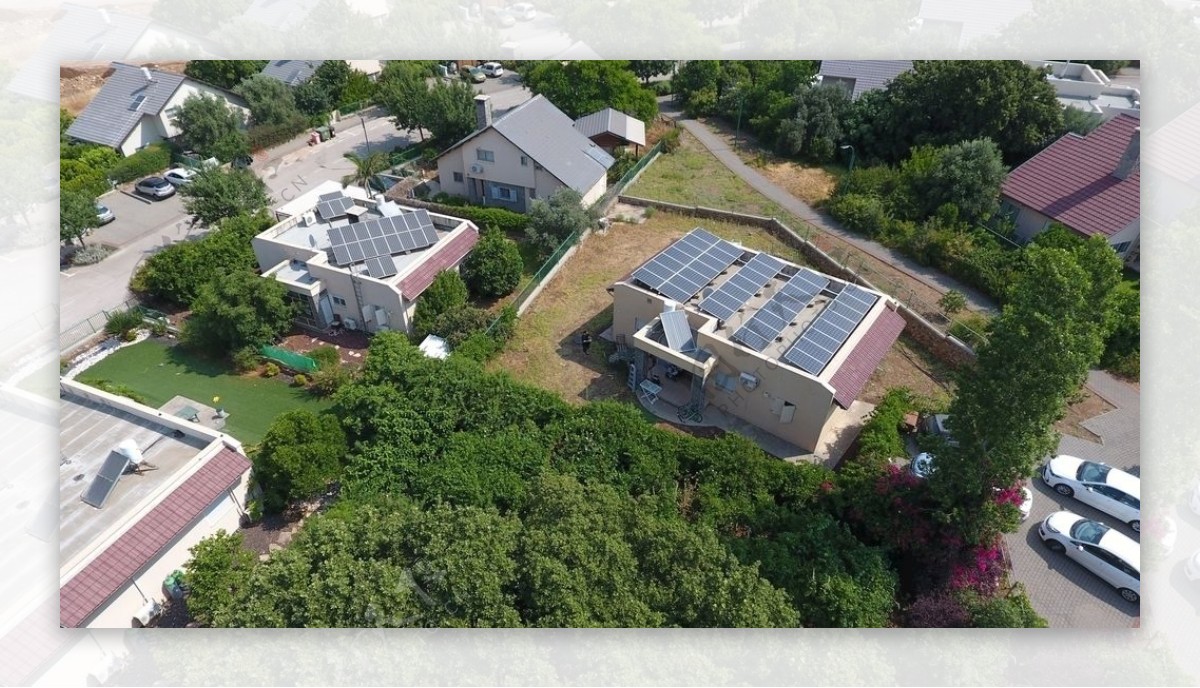 太阳能电池板屋顶上的房子