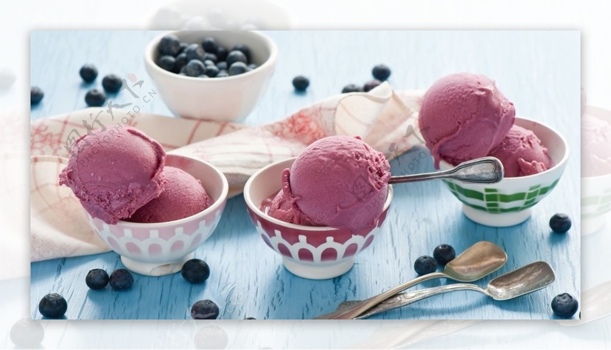 草莓冰激凌蓝莓水果食物